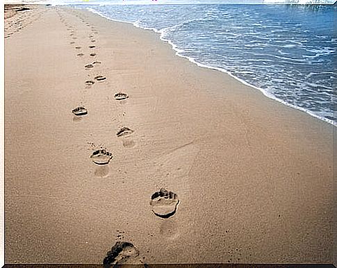 footsteps-on-the-beach