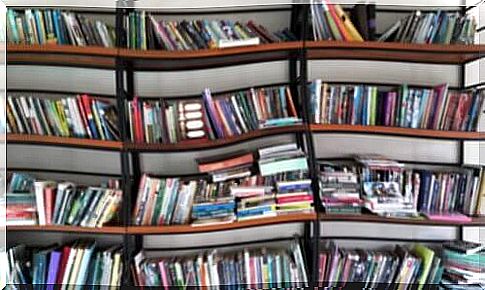 A shelf full of books 